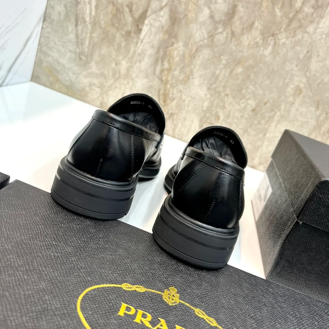 Original order quality: P580 Brand: PRADA (Prada) Standard code: Men's size 38/44 (45 can be customized) Grade: Same style as the official website High-quality men's shoes Material: Original cowhide Water-dyed cowhide lining Rubber outsole Style categories: Men's fashionable formal leather shoes Slip-on men's shoes series Young fashion European and American trends British style Top luxury Color: Actual picture